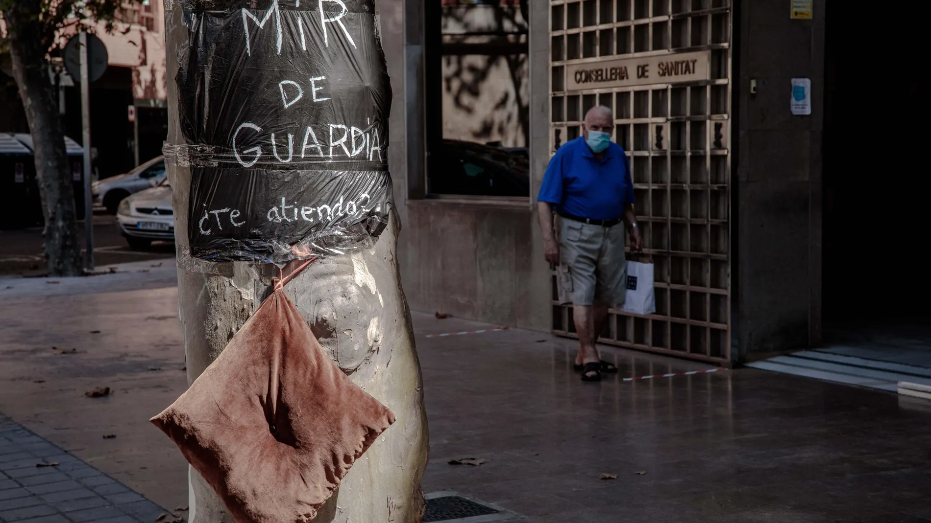 Los MIR pasan la noche al raso ante Sanidad y seguirán hasta que les atiendan