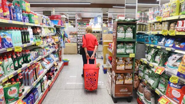 Una mujer haciendo la compra en un supermercado