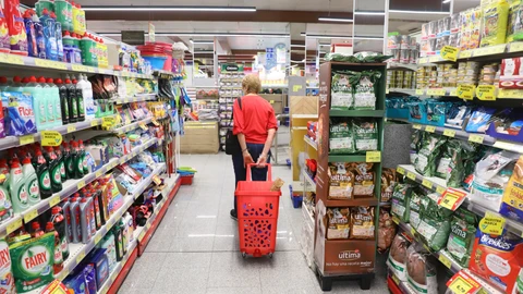 Una mujer haciendo la compra en un supermercado
