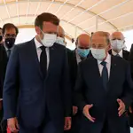 El presidente Michel Aoun da la bienvenida al presidente francés Emmanuel Macron a su llegada al aeropuerto de Beirut
