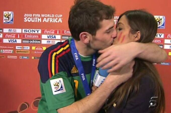 Beso de Iker Casillas a Sara Carbonero en el mundial de Sudafrica fotos familiares de de instagram con sus hijos o posando con pelo corto