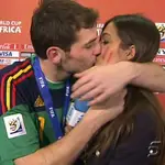 Beso de Iker Casillas a Sara Carbonero en el mundial de Sudafrica fotos familiares de de instagram con sus hijos o posando con pelo corto