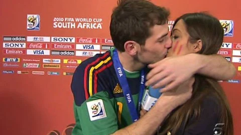 Beso de Iker Casillas a Sara Carbonero en el mundial de Sudafrica fotos familiares de de instagram con sus hijos o posando con pelo corto
