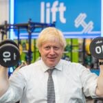 El "premier" británico, Boris Johnson, visita un gimnasio en South Ruislip