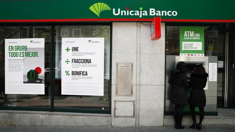 Exterior de una oficina de Unicaja Banco en Valladolid