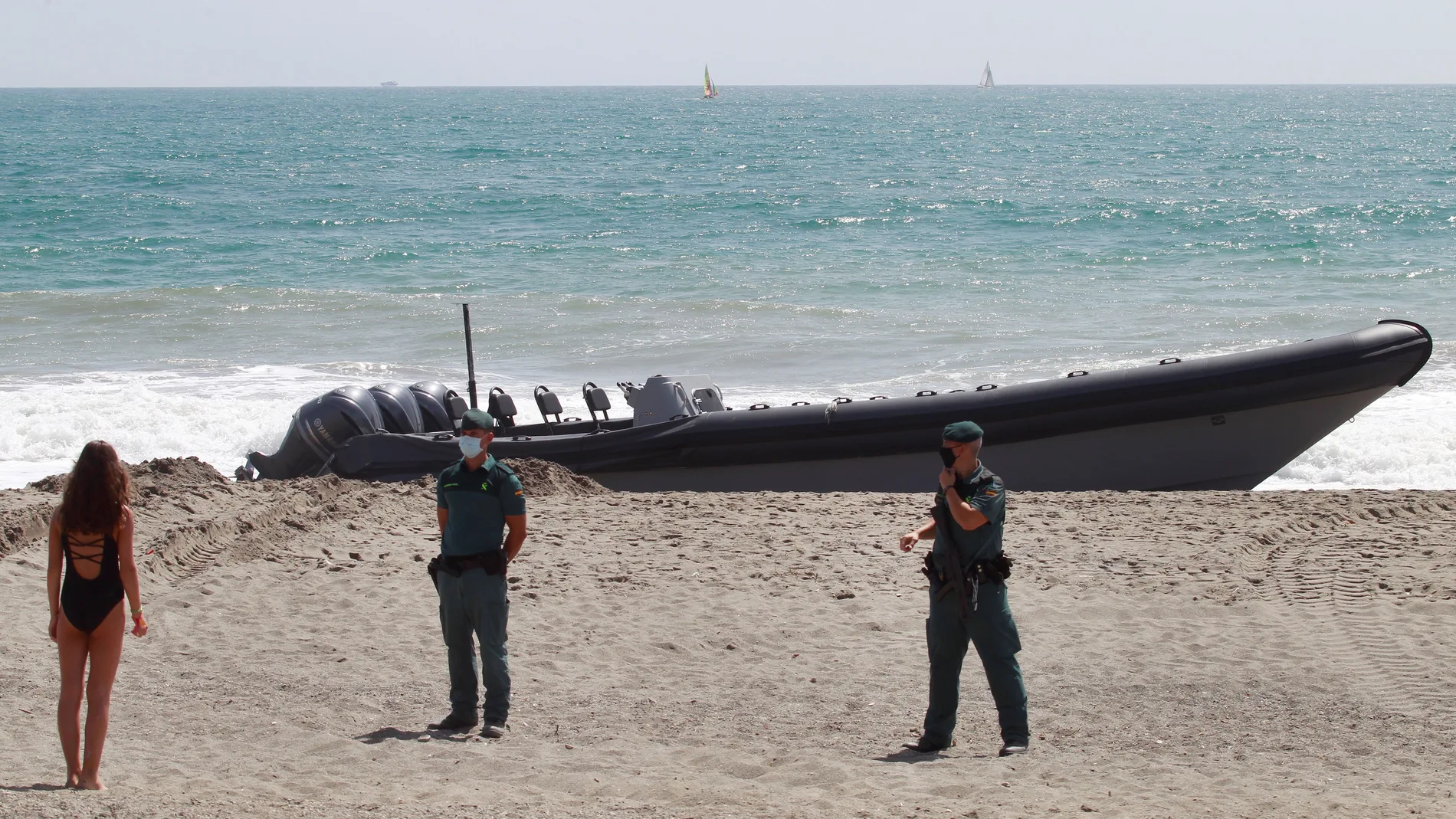 Hallan un muerto en la playa al frustrar un desembarco de hachís en Cádiz