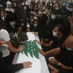 Los libaneses entierran a sus muertos mientras siguen las labores entre los escombros de la explosión en el puerto de Beirut