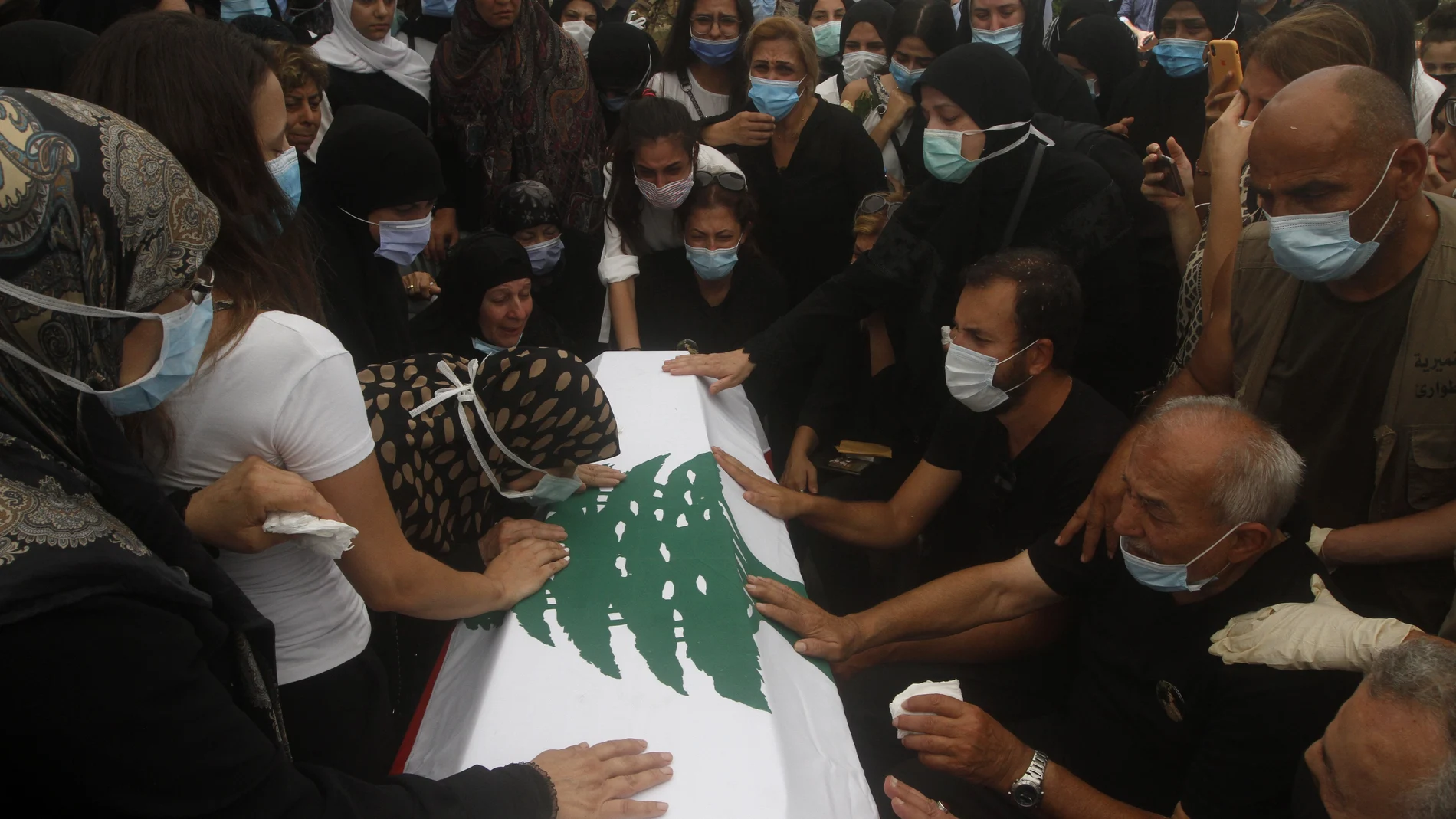 Los libaneses entierran a sus muertos mientras siguen las labores entre los escombros de la explosión en el puerto de Beirut