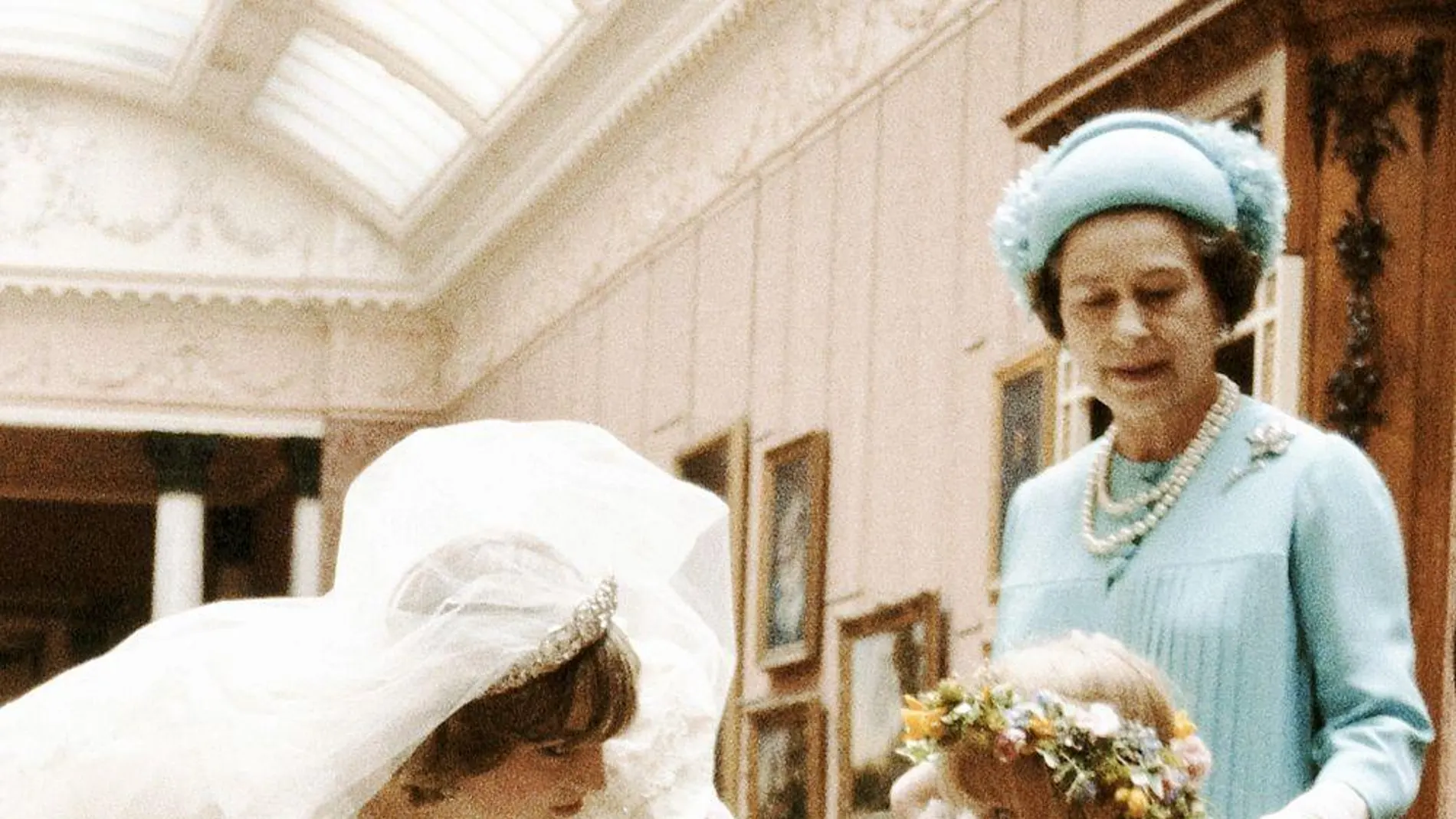 Diana de Gales, el día de su boda, saluda a la pequela Clemmie Hambro, una de sus damas de honor