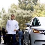 El portero español del Oporto, Iker Casillas, y su mujer Sara Carbonero salen del hospital de Oporto (Portugal) donde éste estaba ingresado desde el pasado miércoles tras sufrir un infarto de miocardio.