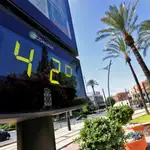 Un termómetro marca 42 grados en el centro de la capital murciana