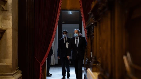 El presidente de la Generalitat, Quim Torra, y el conseller de Políticas Digitales y Administraciones Públicas de Cataluña, Jordi Puigneró, a su llegada a un pleno extraordinario que solicitó en el Parlament