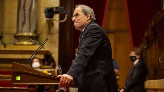 El presidente de la Generalitat, Quim Torra, durante su intervención inicial este mediodía del pleno extraordinario del Parlamento de Cataluña, solicitado por él mismo para abordar la decisión del rey Juan Carlos de trasladarse fuera de España.