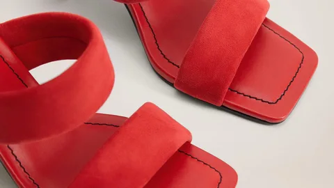Sandalias rojas Mango.