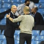 Pep Guardiola y Zidane se saludan al final del partido