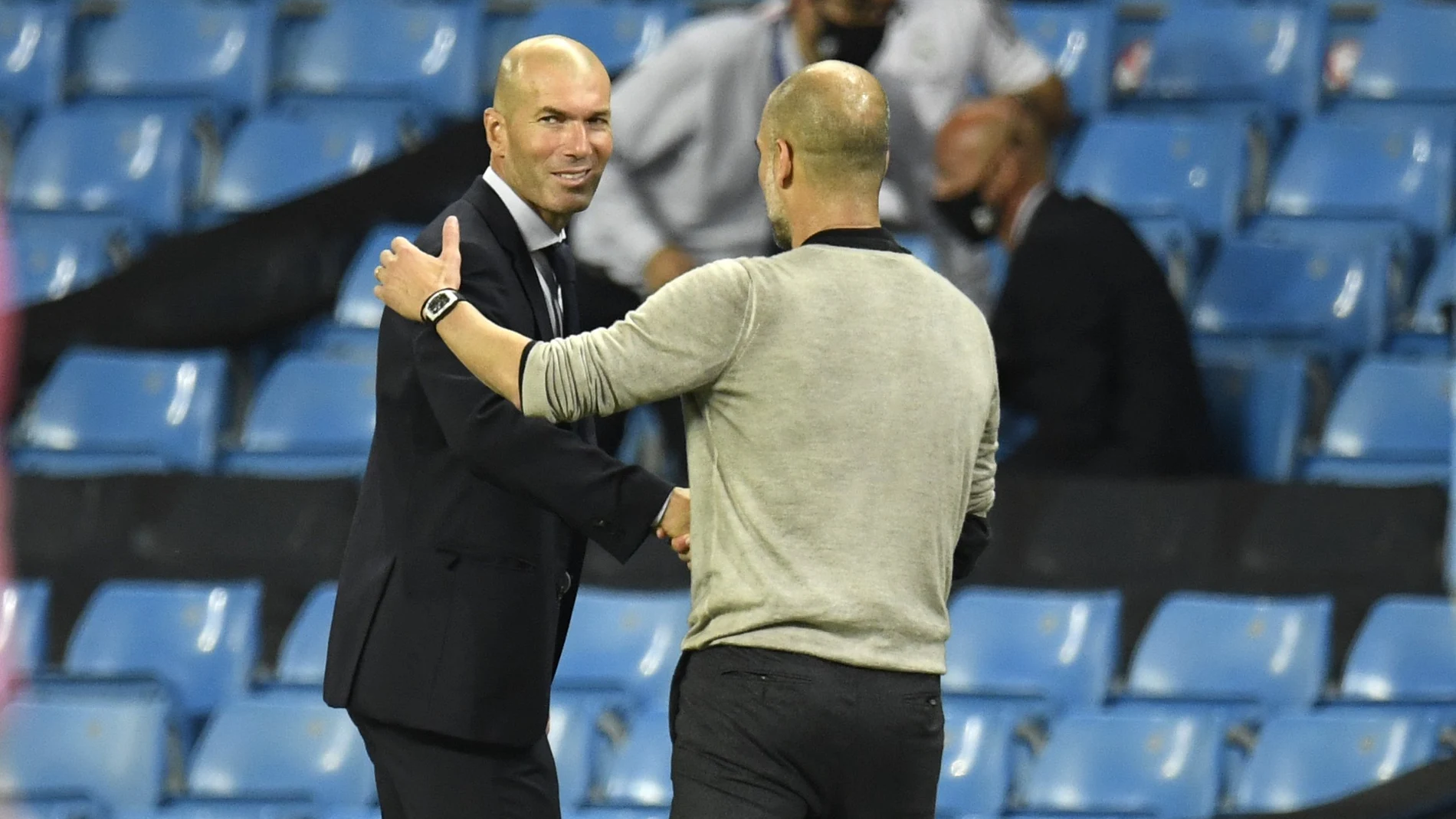 Pep Guardiola y Zidane se saludan al final del partido