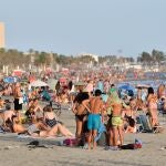 Turistas disfrutan del buen tiempo y la playa en Almería
