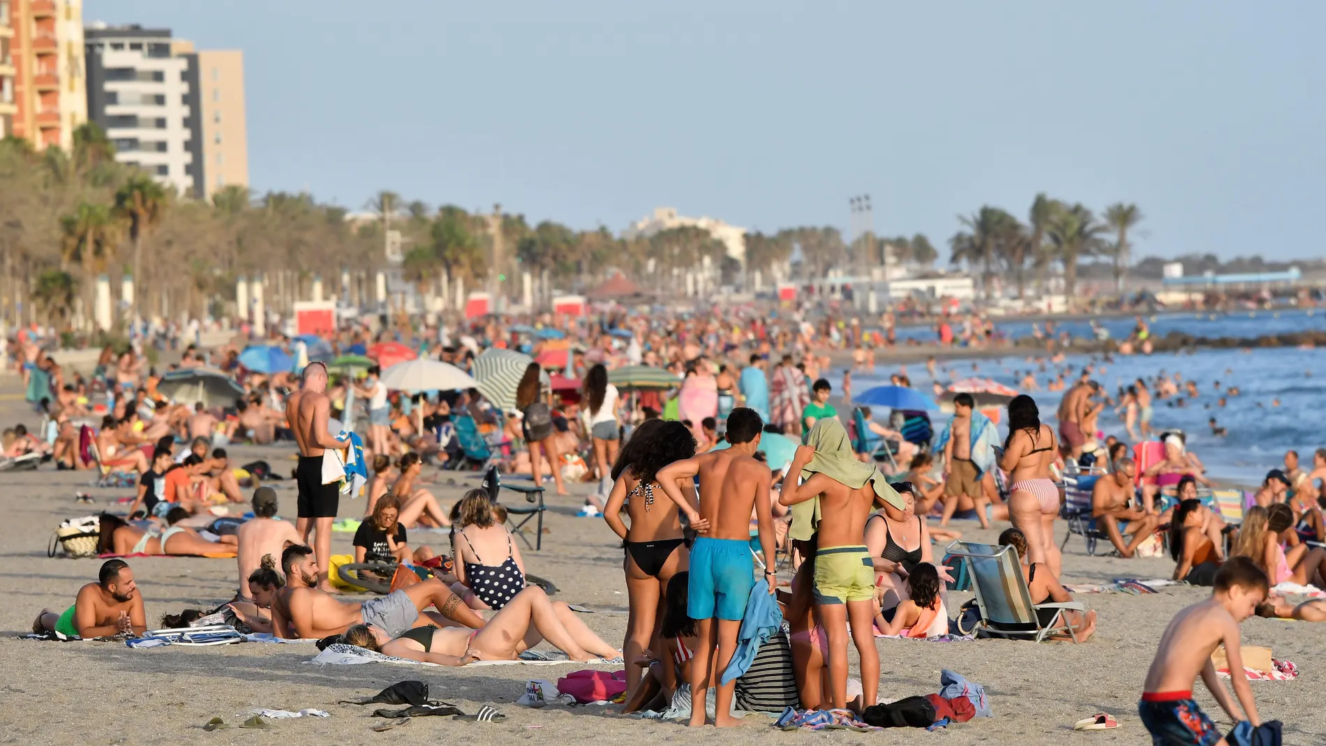 Turistas disfrutan del buen tiempo y la playa en Almería