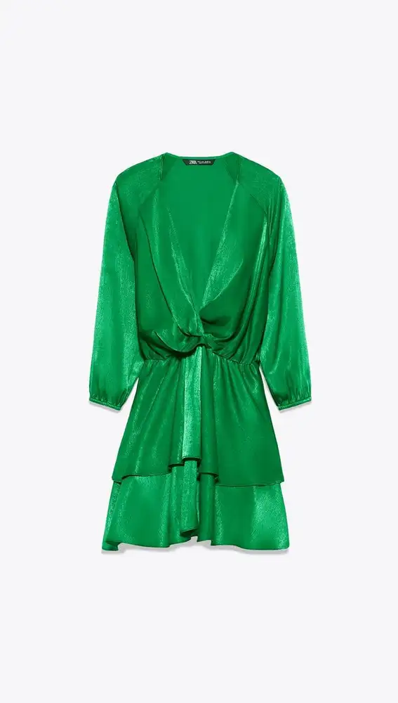 Vestido verde satinado de Zara.