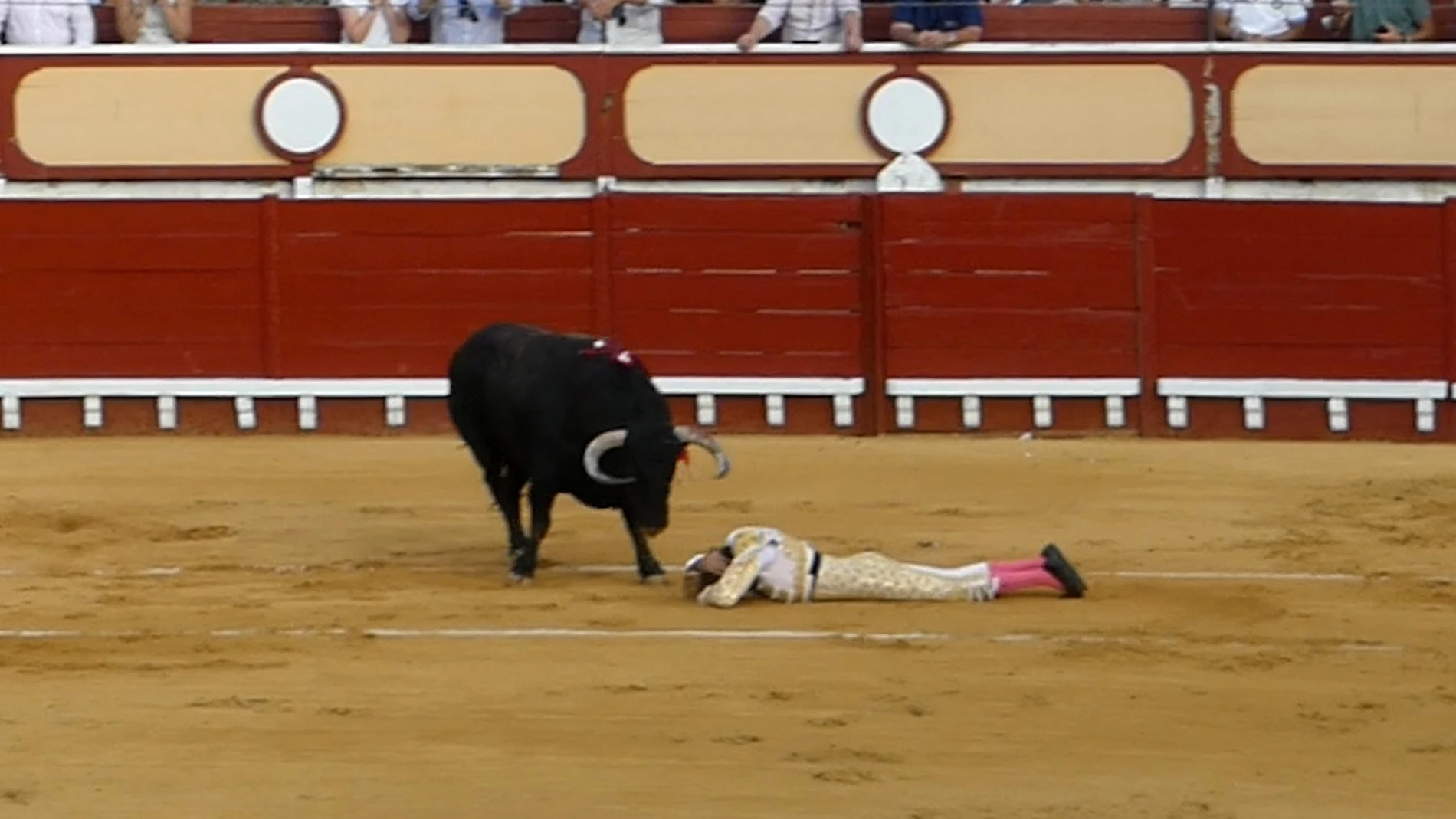 Enrique Ponce sufre una cogida en El Puerto de Santa María