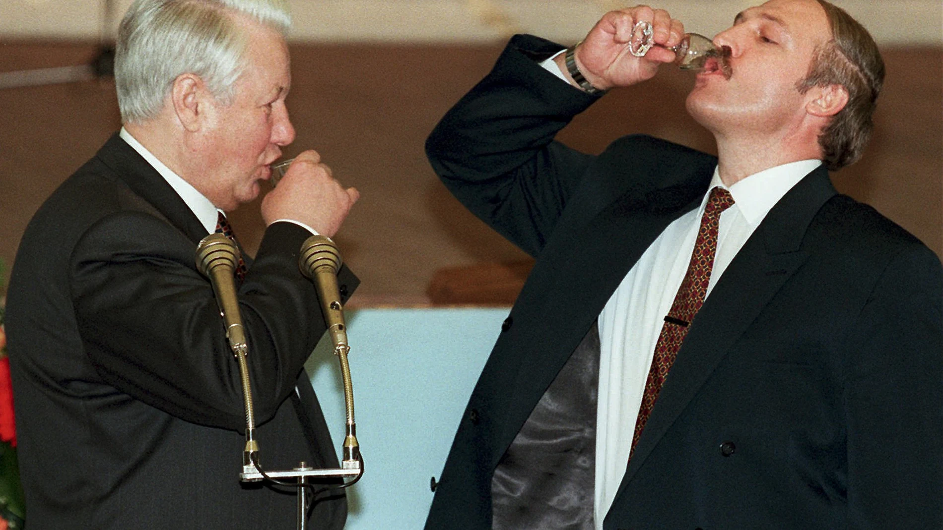 El presidente ruso Boris Yeltsin y Alexander Lukashenko brindan con vodka después de firmar un acuerdo entre el Kremlin y Minsk en 1996, en Moscú
