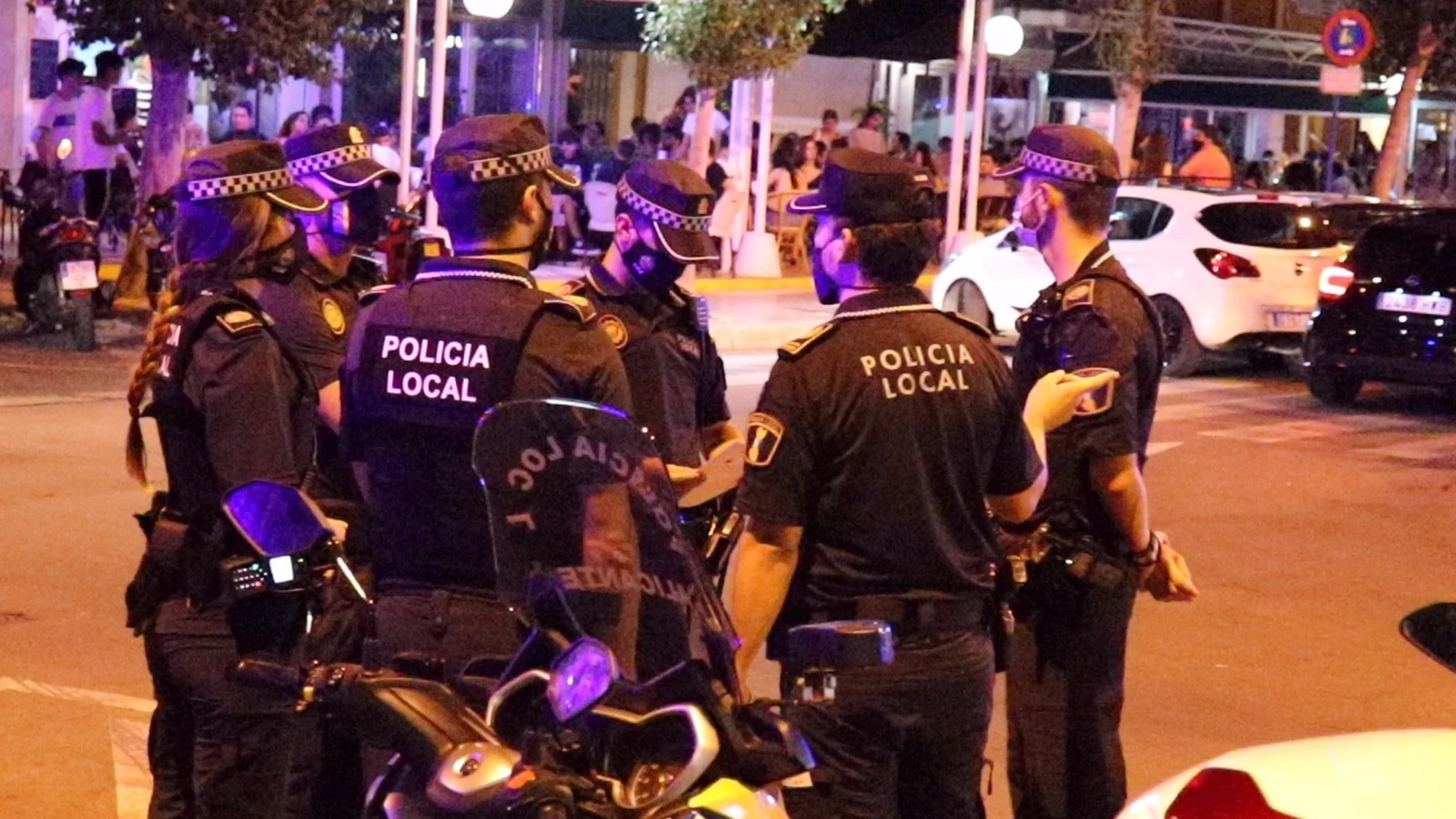 Alicante.- La Policía Local denuncia a 33 locales, desaloja tres y disuelve una competición de carreras ilegales