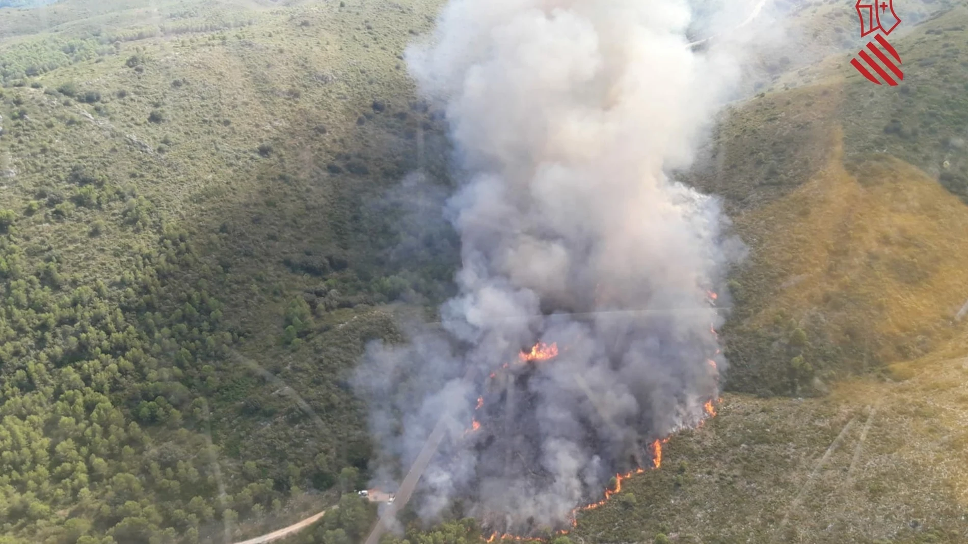 Alicante.- Sucesos.- Más de 10 medios aéreos trabajan para extinguir un incendio en la Vall de Gallinera