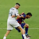 Manolas trata de quitarle el balón a Messi durante el partido