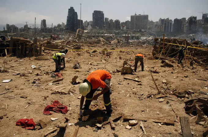 Un ejército de voluntarios con escobas para desescombrar Beirut