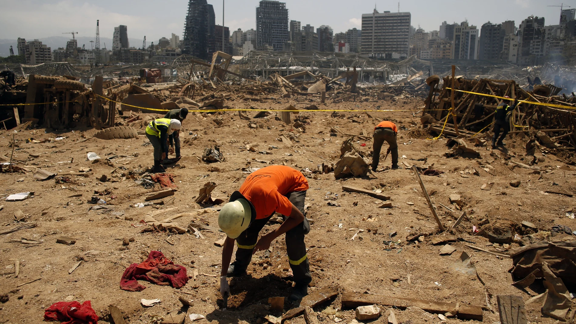 Voluntarios trabajando en las labores de limpieza en Beirut tras la explosición