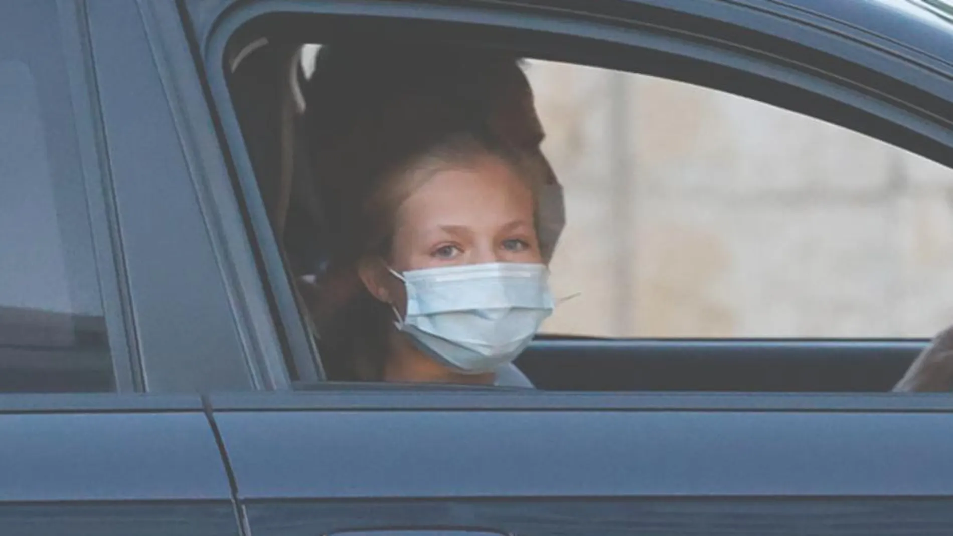 La princesa Leonor saluda desde el coche a su llegada a Palma