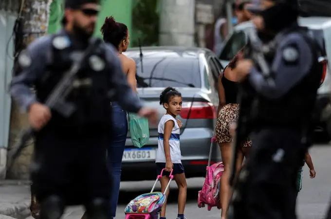 La policía sale de las favelas de Río por el coronavirus