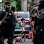 La Policía de Río de Janeiro se prepara antes del comienzo de la reconstrucción de la muerte de la niña Agatha Félix, de 8 años, en Río de Janeiro (Brasil).