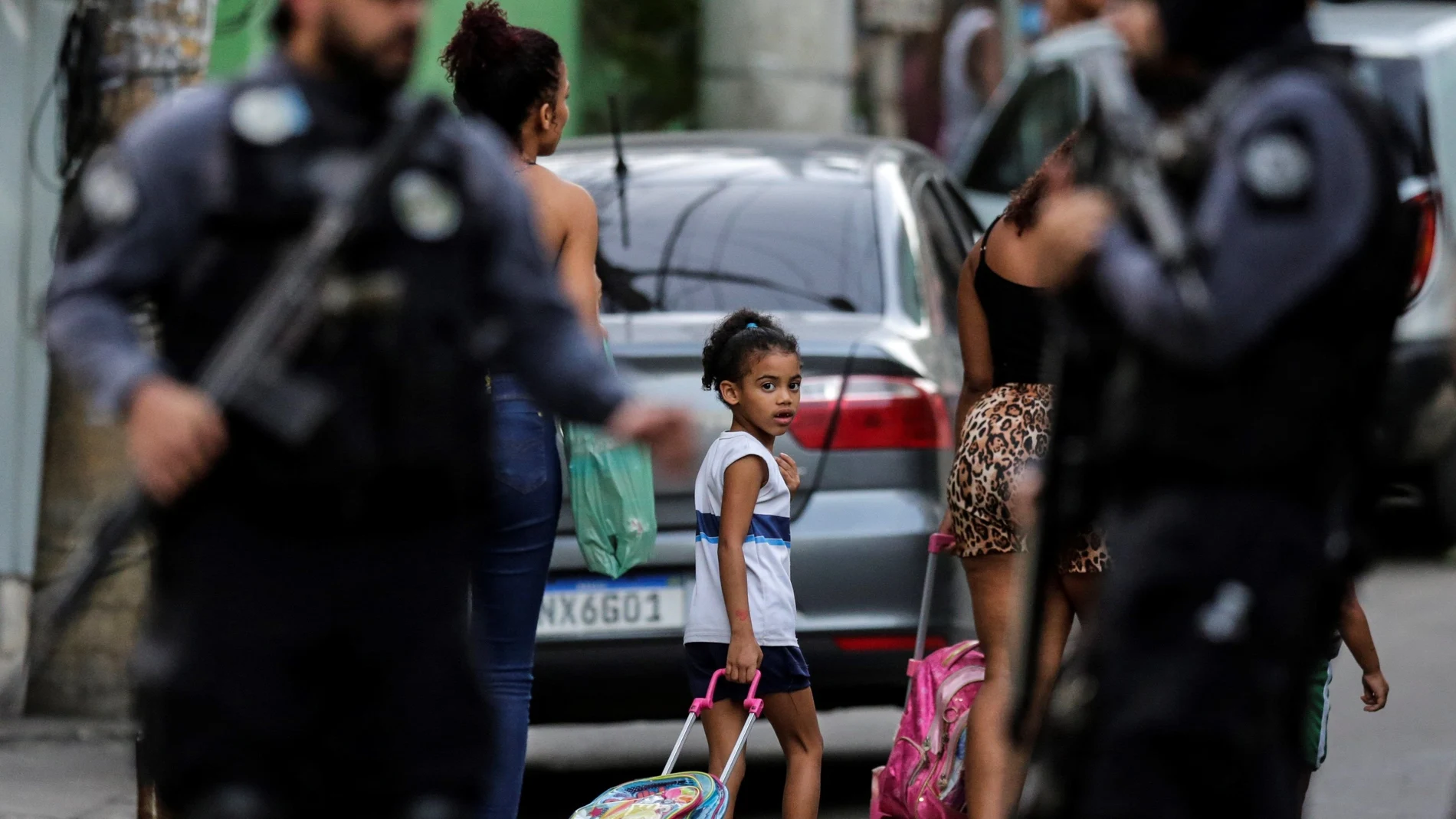 La Policía de Río de Janeiro se prepara antes del comienzo de la reconstrucción de la muerte de la niña Agatha Félix, de 8 años, en Río de Janeiro (Brasil).
