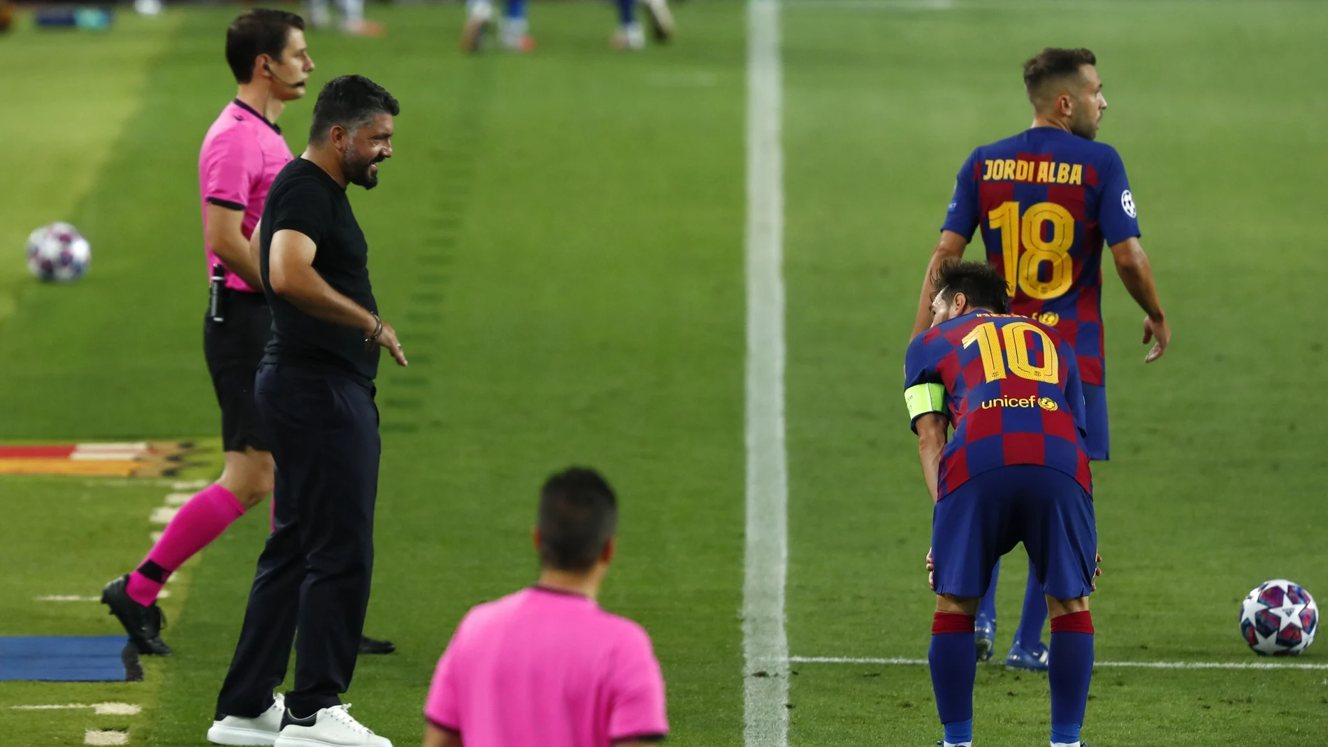 Gennaro Gattuso habla con Messi en un momento del partido