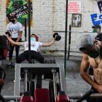 Jóvenes hacen ejercicio en el gimnasio Barras Praderas, el 7 de agosto de 2020 en un gimnasio de Naucalpan (México).