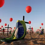 Globos en homenaje a las víctimas del virus en la playa de Copacabana