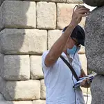 El Acueducto de Segovia ha sido sometido esta semana a un análisis con rayos X que arrojará más datos sobre la procedencia y estado de conservación de sus piedras. En la imagen, El ingeniero geólogo titular del IGME, Javier Martínez, durante la realización del proyecto