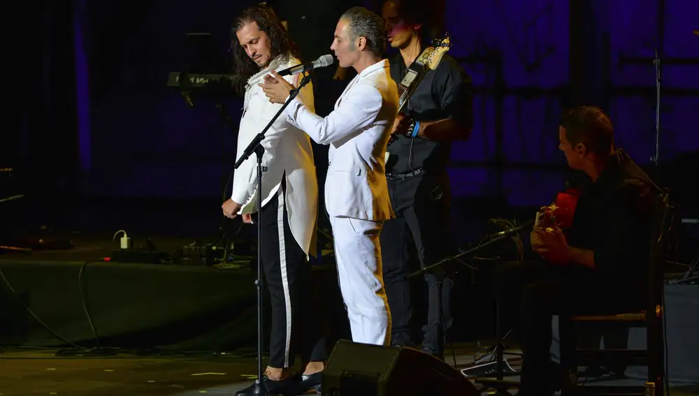 GRAF119. MARBELLA (MÁLAGA), 08/08/2020.- El cantante Pitingo (2-i) durante el concierto del Festival Starlite ofrecido esta noche en la localidad malagueña de Marbella. EFE/Antonio Paz