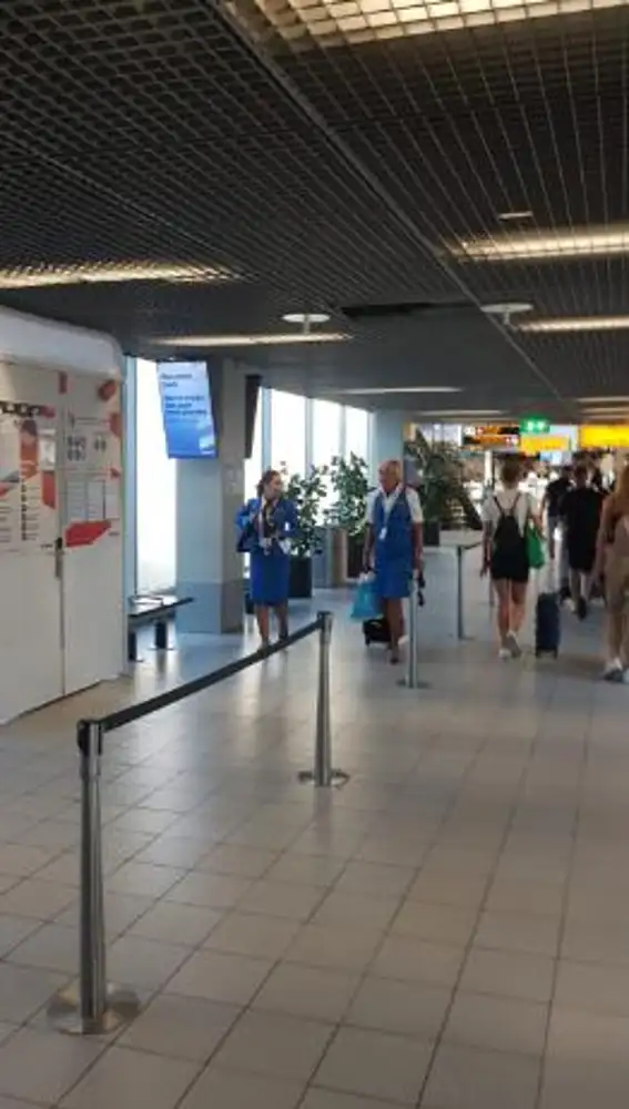 Azafatas sin mascarillas en el aeropuerto de Amsterdam