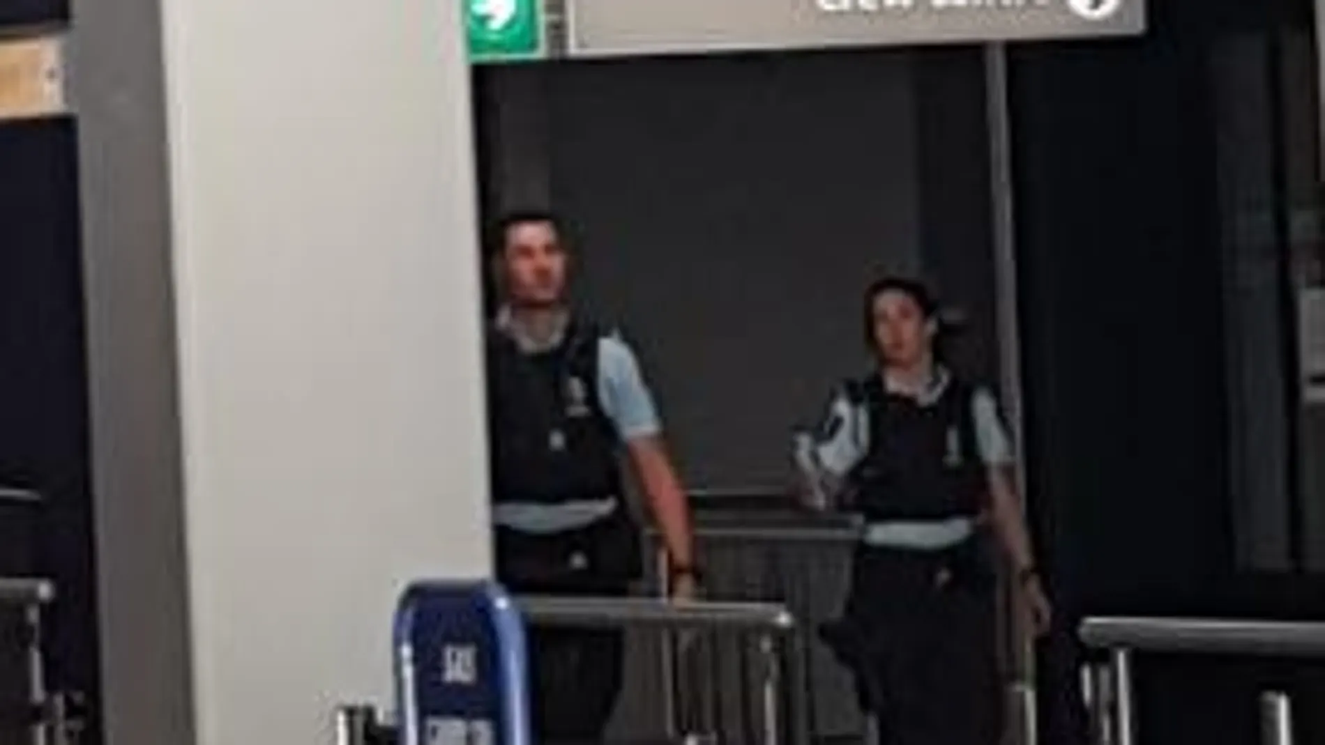 Policias en el aeropuerto de Amsterdam