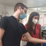 Dos de los miembros de iPronics en su laboratorio.