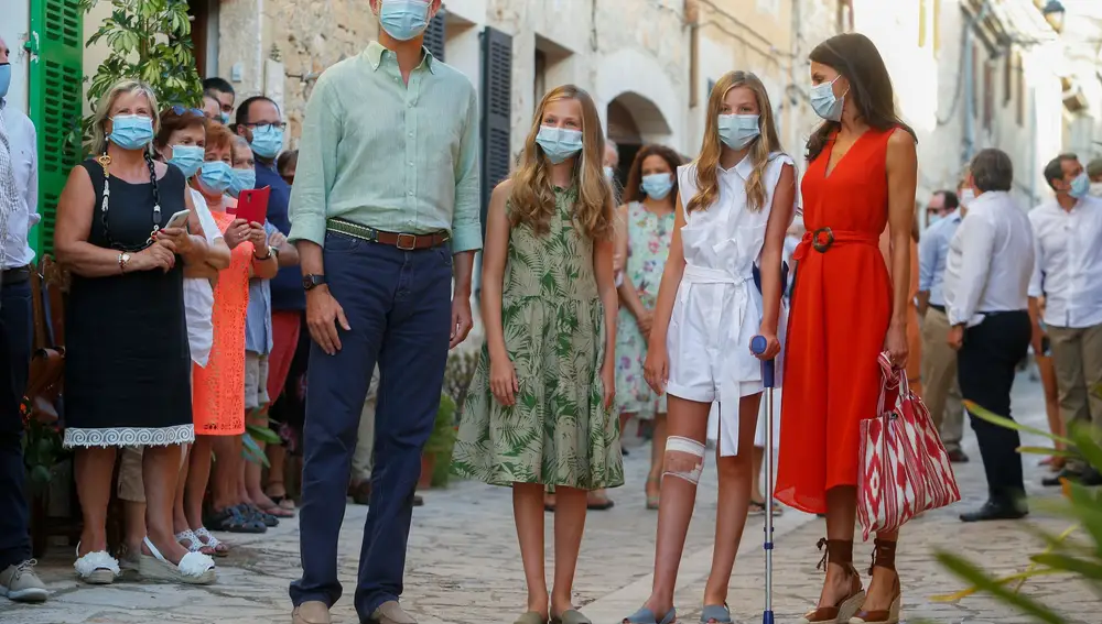 Spain's royal family King Felipe and Queen Letizia with daughters Princess Leonor and Infanta Sofia walk the streets of the village of Petra during their visit to the birthplace and museum of Franciscan monk Fray Junipero Serra in Mallorca, Spain August 10, 2020. REUTERS/Enrique Calvo