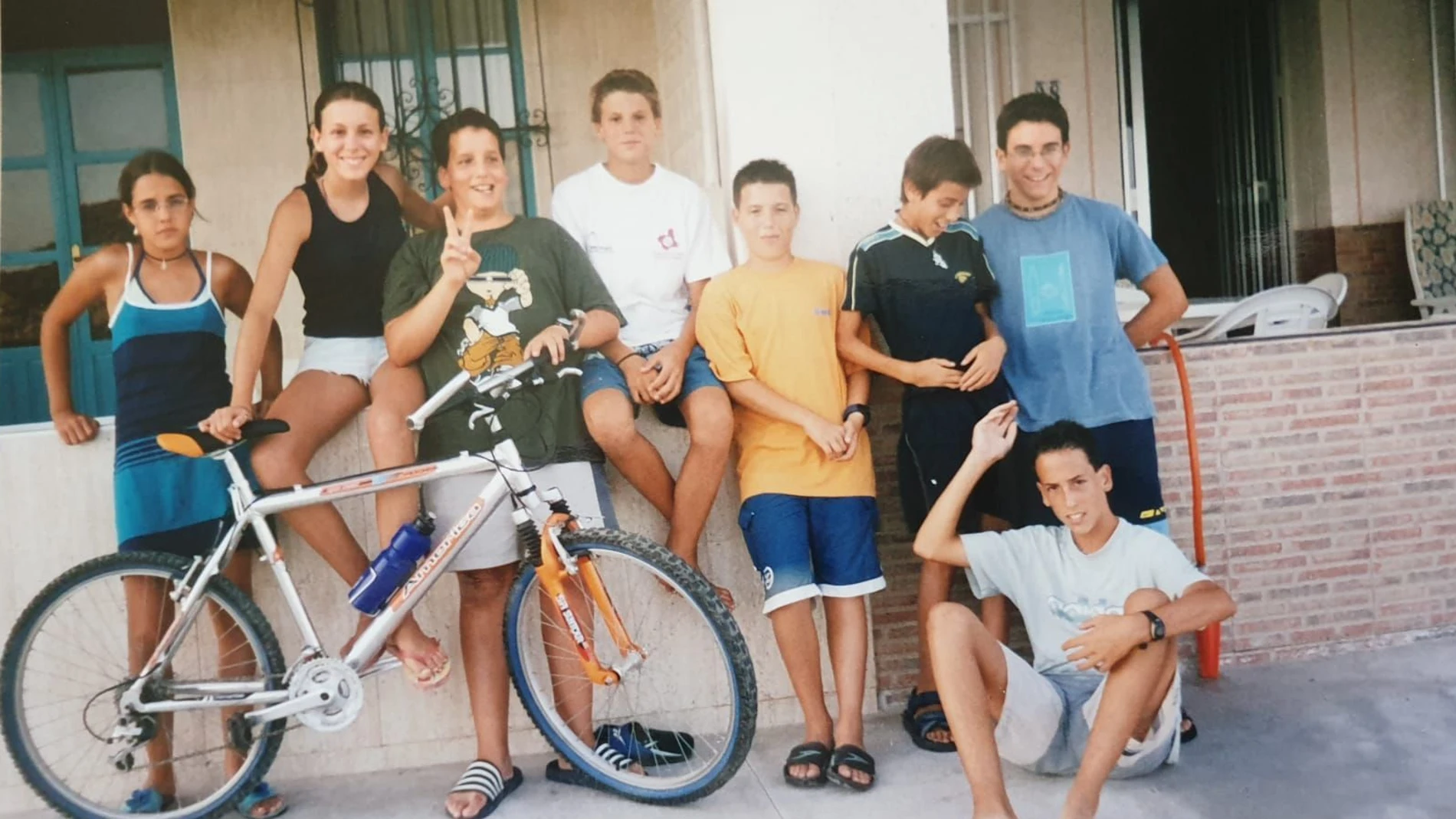 En la foto estoy en Mazarrón, pasando las vacaciones con mis amigos. «No parábamos en todo el día, acabábamos el verano un poco ‘‘asalvajados’’».