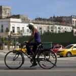 En el caso de los cubanos residentes, éstos deberán presentarse en su centro más cercano de salud en las 48 horas de su llegada y al séptimo día le realizarán un test de antígeno