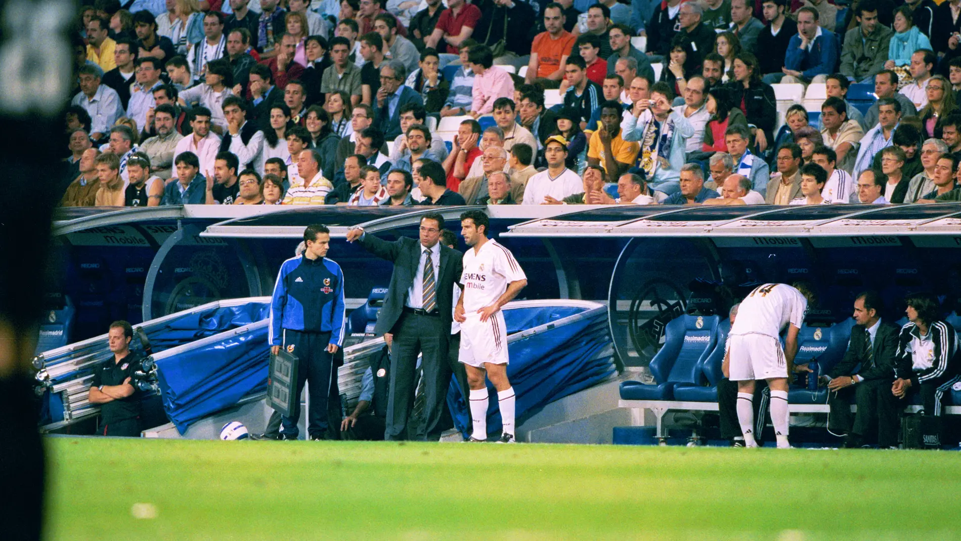 Luxemburgo da instrucciones a Figo antes de un partido del Real Madrid