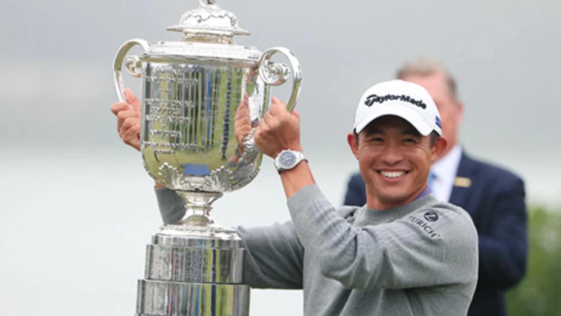 Collin Morikawa sonríe con el trofeo del PGA Championship.