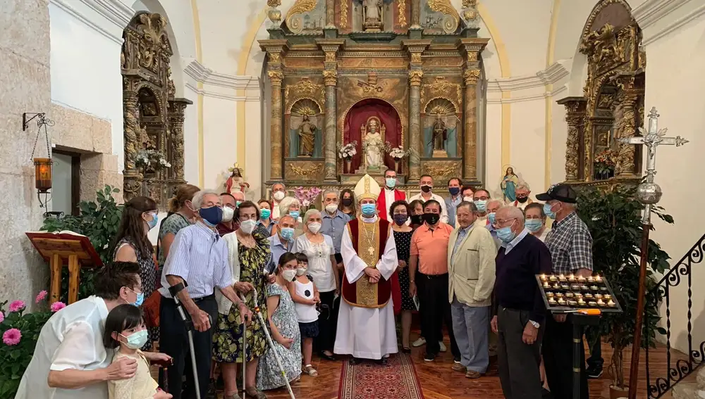 El Obispo de osma-Soria, Abilio Martínez, bendice las obras de la parroquia de Carrascosa de Abajo