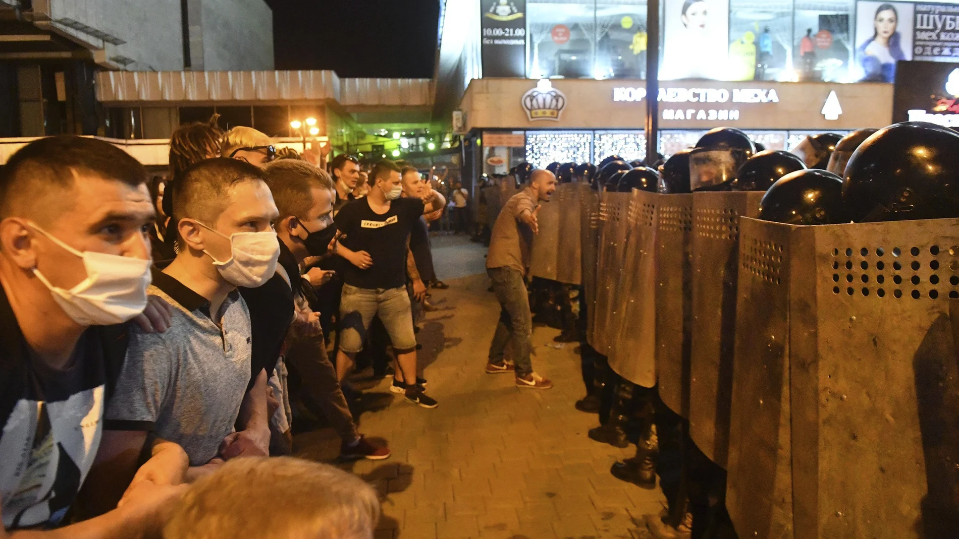 La Policía se enfrenta manifestantes en la capital de Bielorrusia