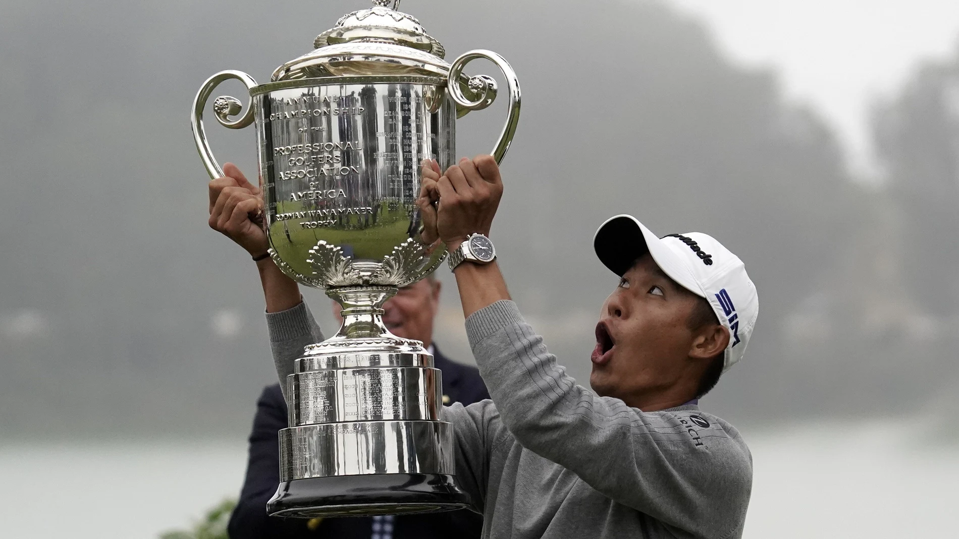 Collin Morikawa, justo en el instante antes de liarla con el trofeo Wanamaker